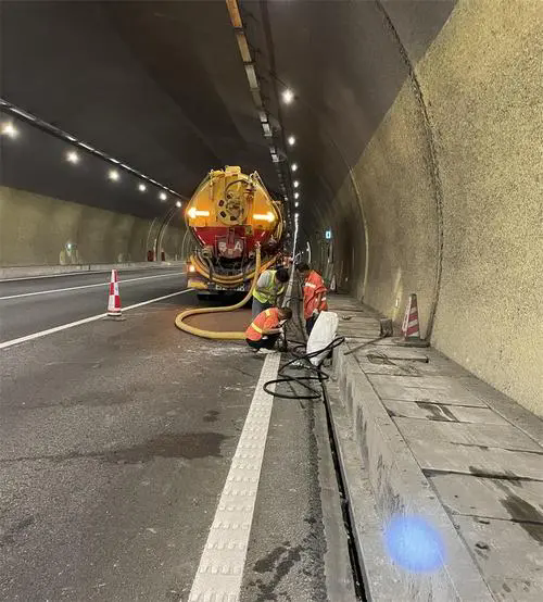 乌尔禾隧道排水渠清淤